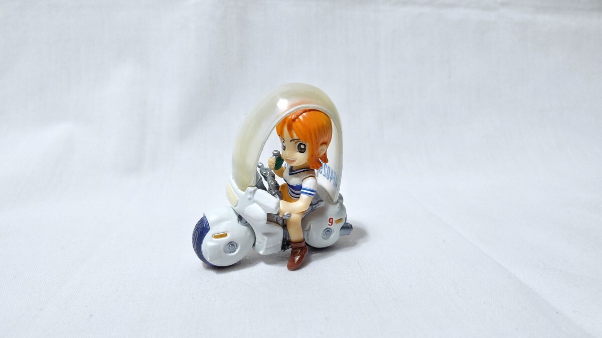 ジャンプ40周年★ドラゴンボール×ワンピース 夢のフュージョンフィギュア【ナミ×バイク】展示品 ブルマのバイク ホイポイカプセルNo.9_画像3