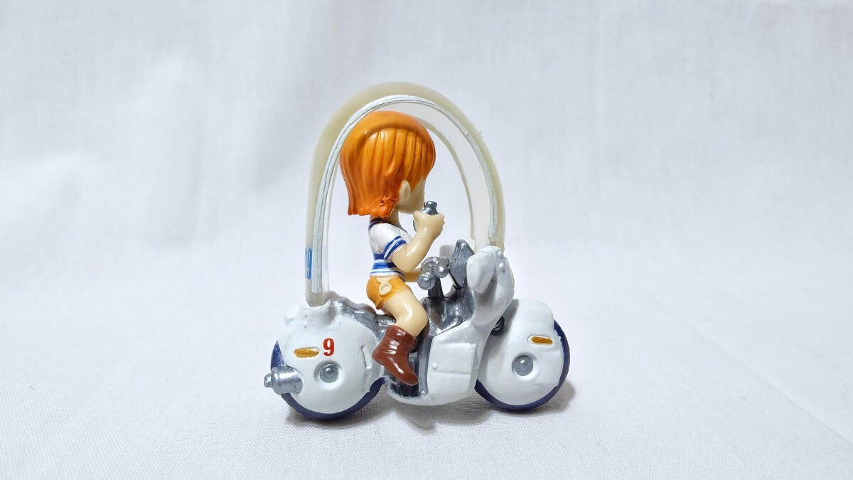 ジャンプ40周年★ドラゴンボール×ワンピース 夢のフュージョンフィギュア【ナミ×バイク】展示品 ブルマのバイク ホイポイカプセルNo.9_画像4