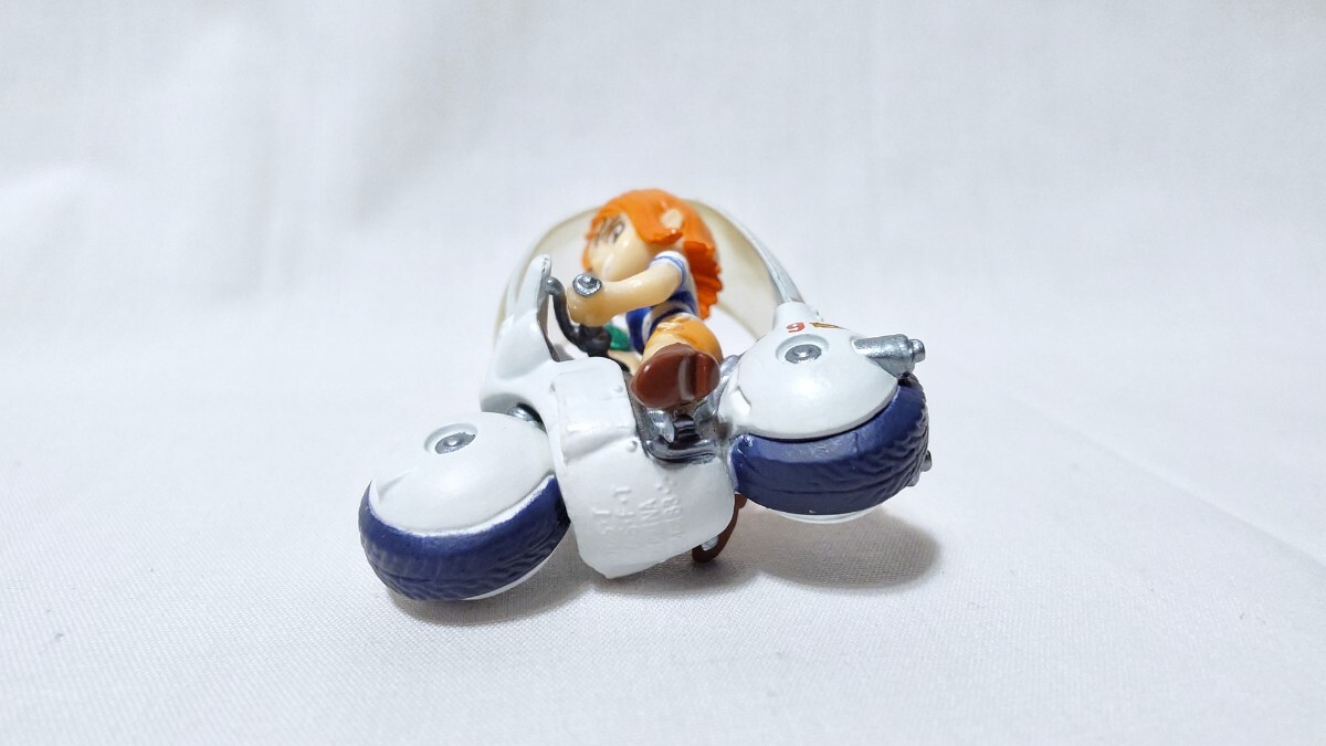 ジャンプ40周年★ドラゴンボール×ワンピース 夢のフュージョンフィギュア【ナミ×バイク】展示品 ブルマのバイク ホイポイカプセルNo.9_画像7