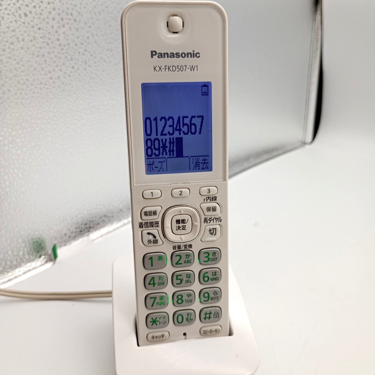 【中古品】 Panasonic パナソニック 電話機用 増設子機 2台 KX-FKD507-W1 通電のみ確認済み 充電台 2台 おたっくすシリーズ 子機 ホワイト_画像2