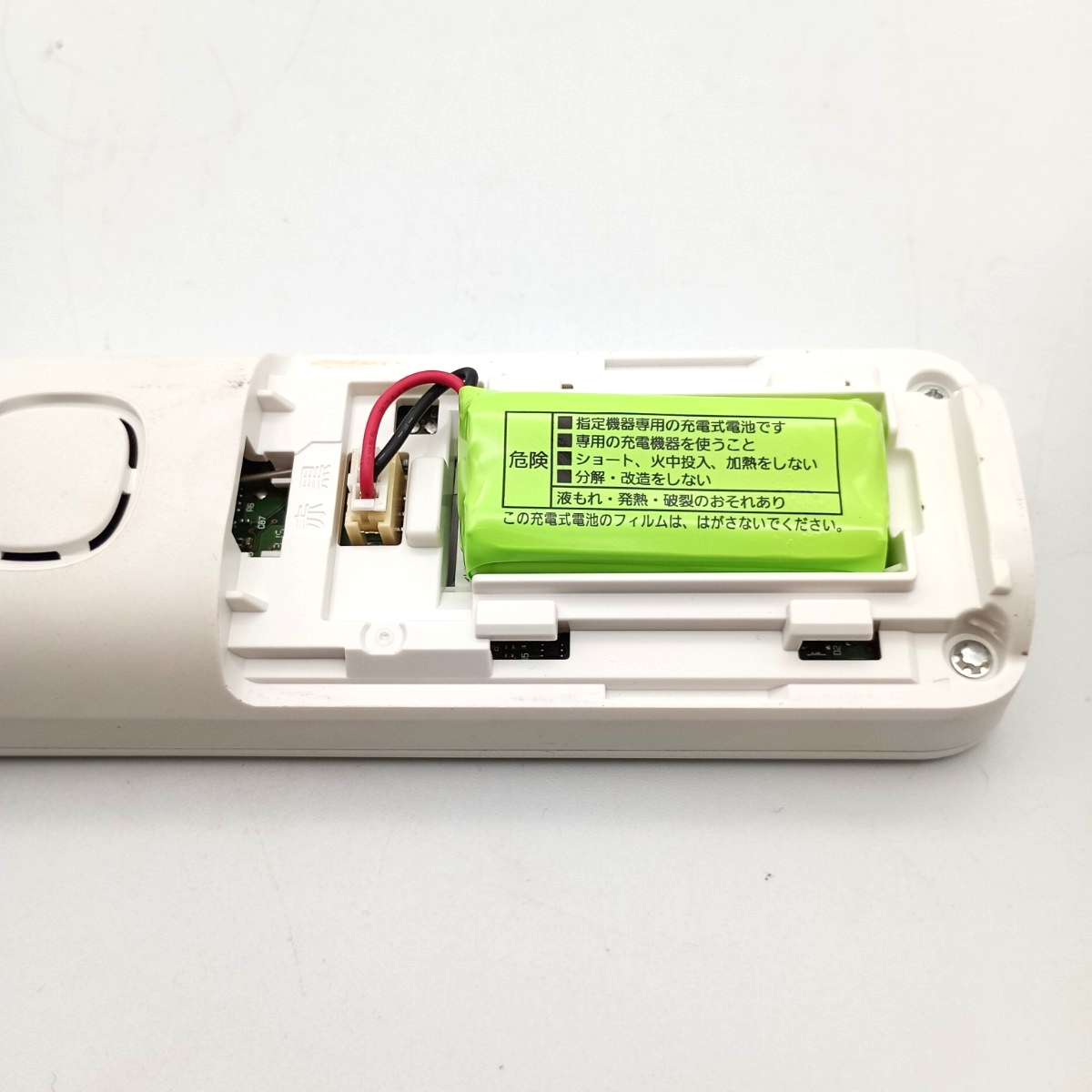 【中古品】 Panasonic パナソニック 電話機用 増設子機 2台 KX-FKD507-W1 通電のみ確認済み 充電台 2台 おたっくすシリーズ 子機 ホワイト_画像4