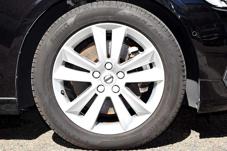 人気のV60 正規ディーラー車 オニキスブラックカラー ボルボ V60 T5 モメンタム 出品中の現車確認可能_画像3