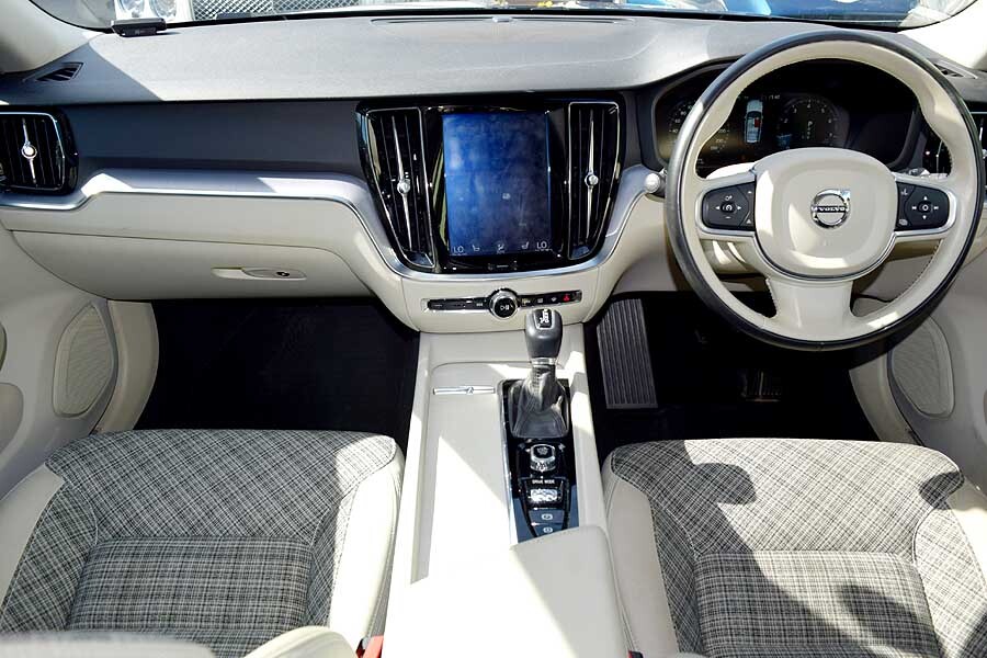 人気のV60 正規ディーラー車 オニキスブラックカラー ボルボ V60 T5 モメンタム 出品中の現車確認可能_画像4