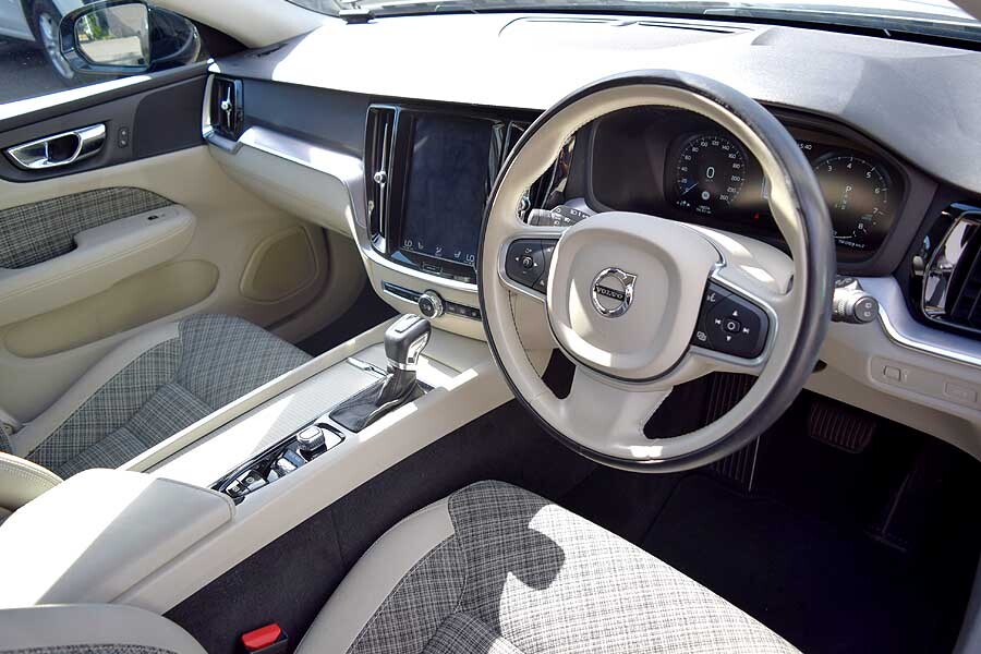 人気のV60 正規ディーラー車 オニキスブラックカラー ボルボ V60 T5 モメンタム 出品中の現車確認可能_画像5