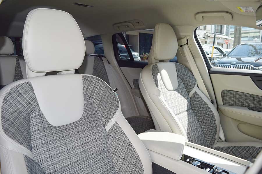 人気のV60 正規ディーラー車 オニキスブラックカラー ボルボ V60 T5 モメンタム 出品中の現車確認可能_画像6