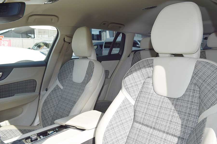 人気のV60 正規ディーラー車 オニキスブラックカラー ボルボ V60 T5 モメンタム 出品中の現車確認可能_画像8