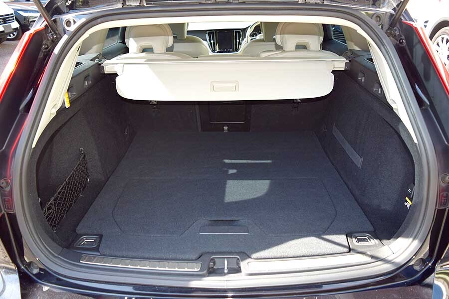 人気のV60 正規ディーラー車 オニキスブラックカラー ボルボ V60 T5 モメンタム 出品中の現車確認可能_画像9