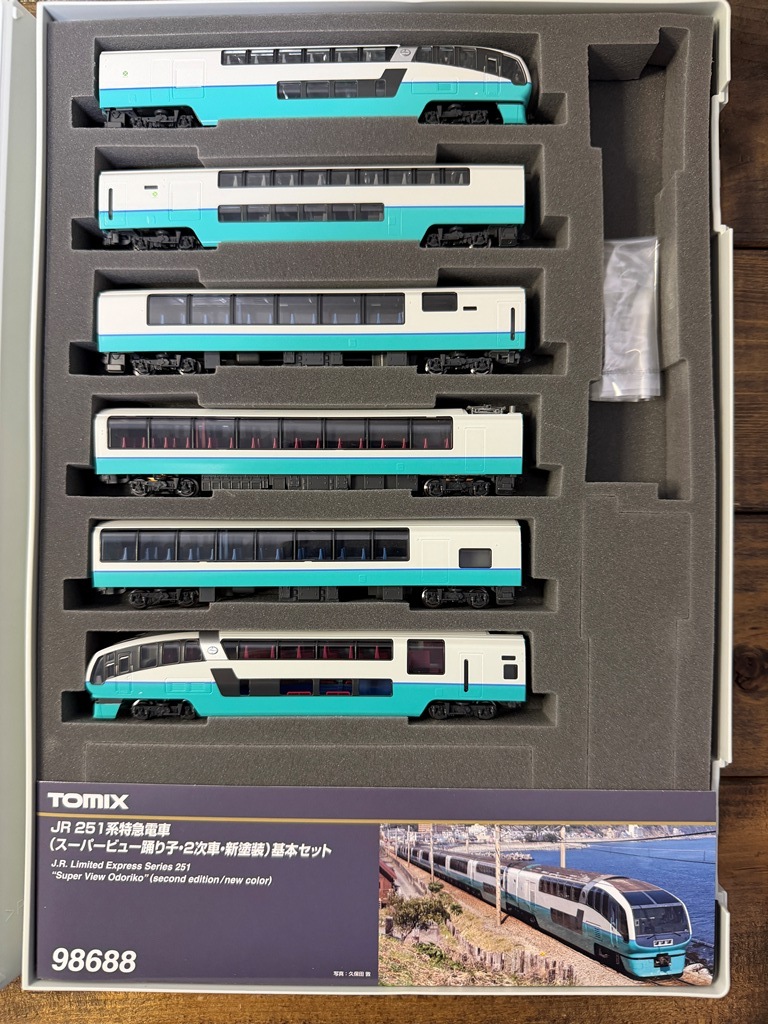 TOMIX 98688 JR 251系特急電車(スーパービュー踊り子・2次車・新塗装) 基本セット 室内灯付き_画像2