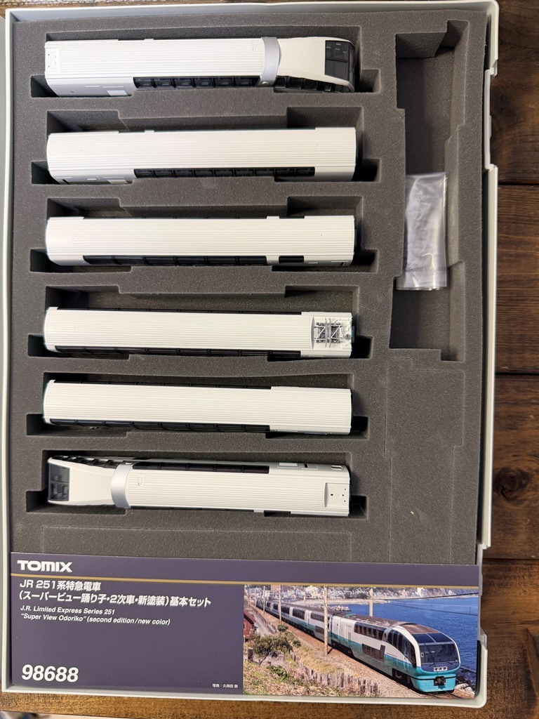 TOMIX 98688 JR 251系特急電車(スーパービュー踊り子・2次車・新塗装) 基本セット 室内灯付き_画像3
