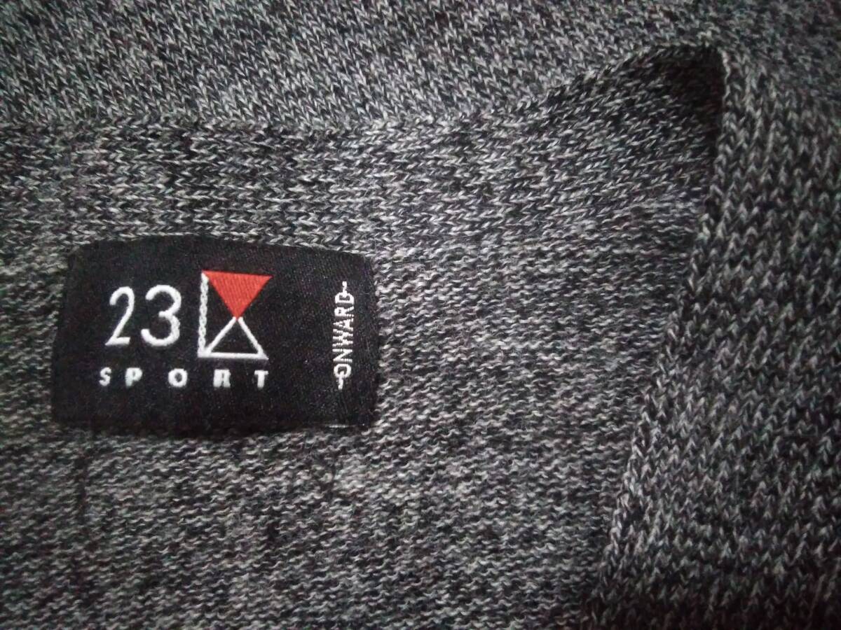 2（実寸Ｍ）○23区スポーツ　VINGT-TROIS／オンワード樫山○ウール100%　Ｖネックジレ／杢灰色に赤ピンストライプ／日本製_画像2