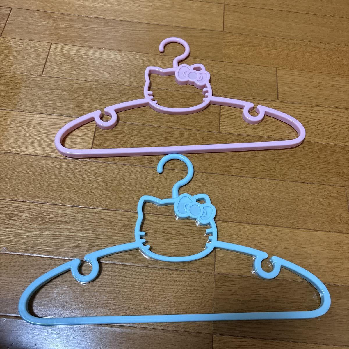 ハンガー　ハローキティ(ピンク＆ブルー) ハンガー2本セット_画像1