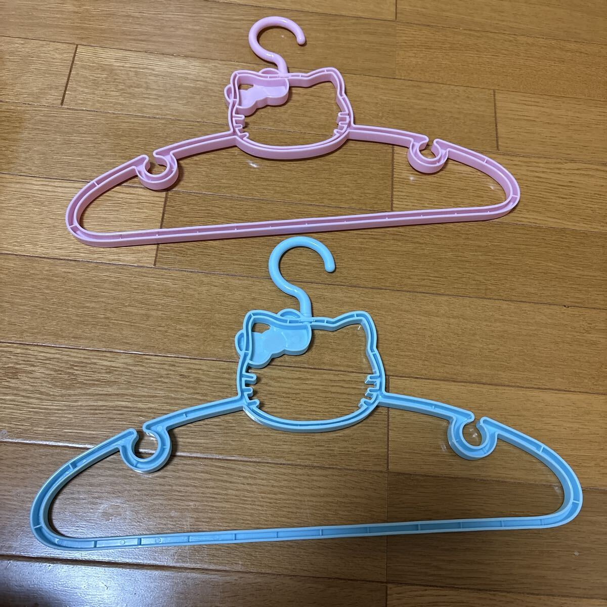 ハンガー　ハローキティ(ピンク＆ブルー) ハンガー2本セット_画像2