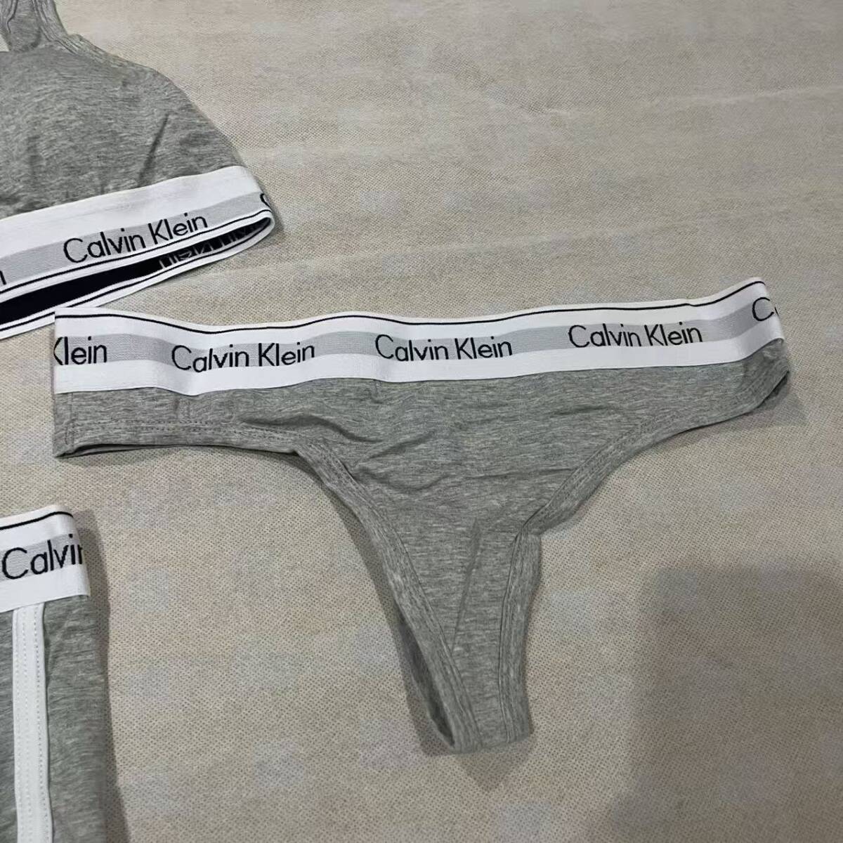 未使用品 Calvin Klein カルバンクライン 三角ブラ&Tバック/ 上下3点セット グレー L_画像2