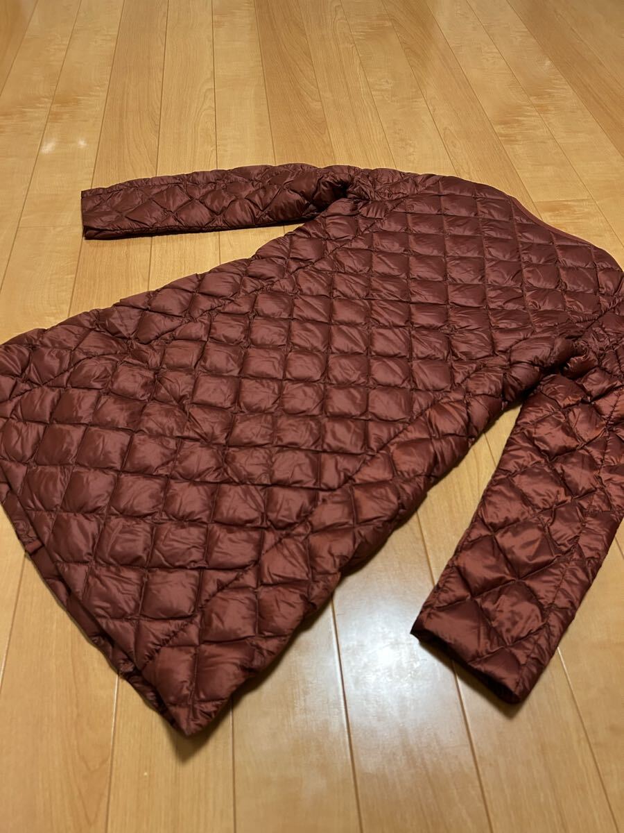 美品☆ユニクロ レディースサイズM 薄手型.超軽量&高密度ウルトラライトダウンロングコート・襟無ノーカラー&ダイヤキルティングナイロン茶_画像7