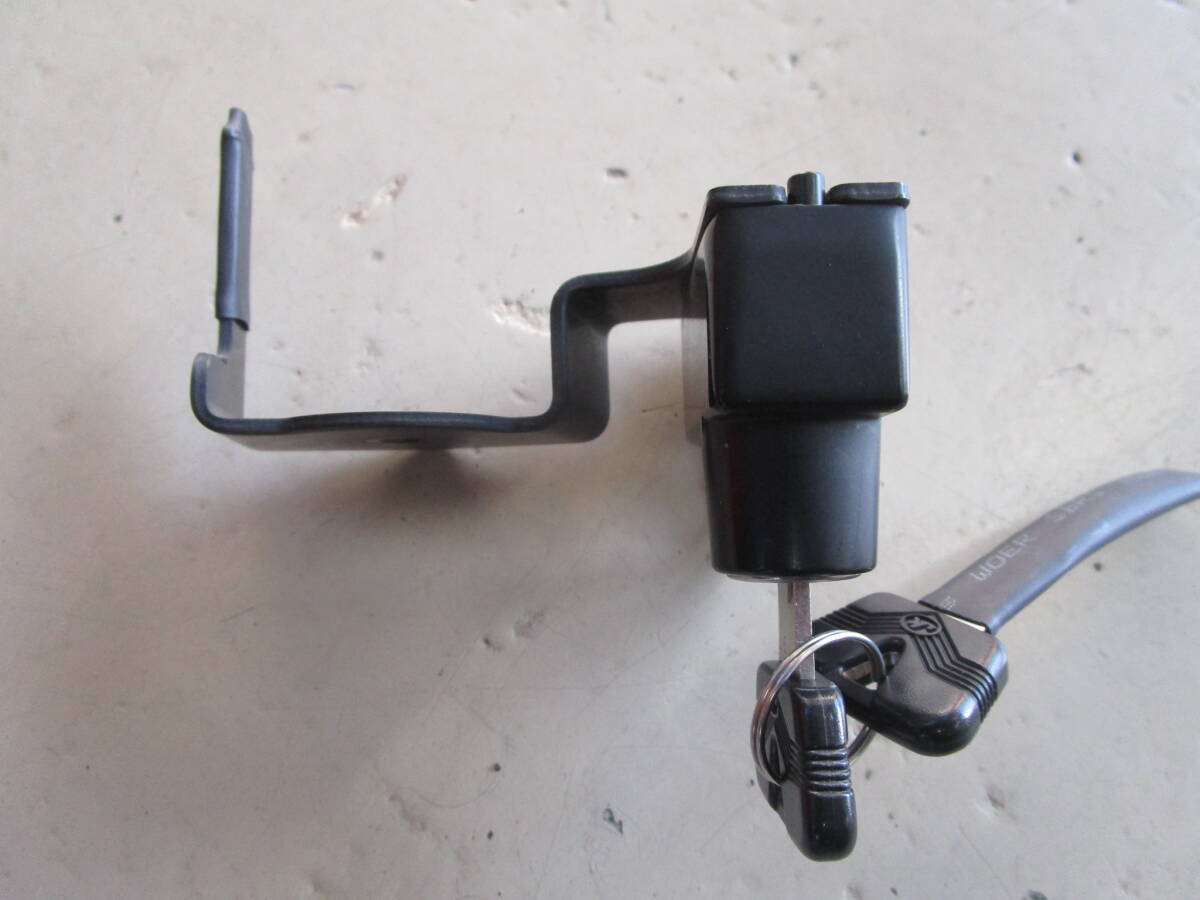 レブル1100用 デイトナ ヘルメットロック 中古品です。_画像2