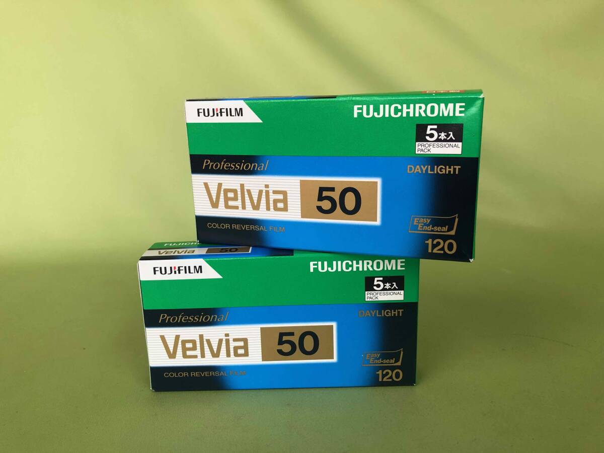 富士フィルム フジクローム ベルビア（Velvia) ５０ １２０タイプ ５本入れ２箱 期限切れ ①_画像1