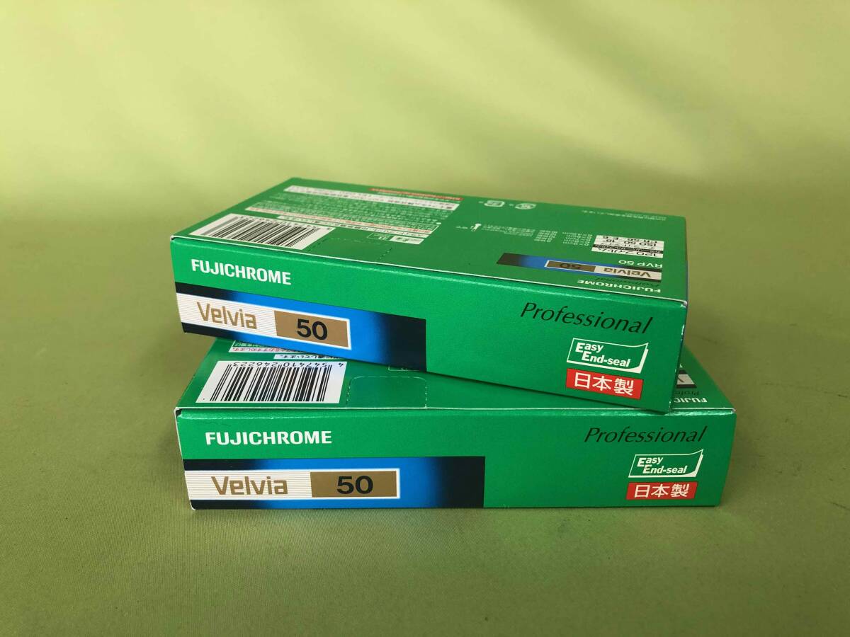 富士フィルム フジクローム ベルビア（Velvia) ５０ １２０タイプ ５本入れ２箱 期限切れ ①_画像2