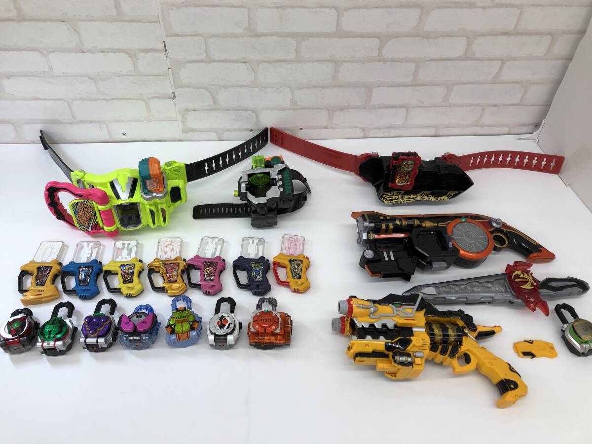 T251121-02O/ 仮面ライダー ドライバー(ベルト) アイテム まとめ エグゼイド 鎧武/ガイム セイバー ネクロム等 ガシャット ロックシード 他_画像1