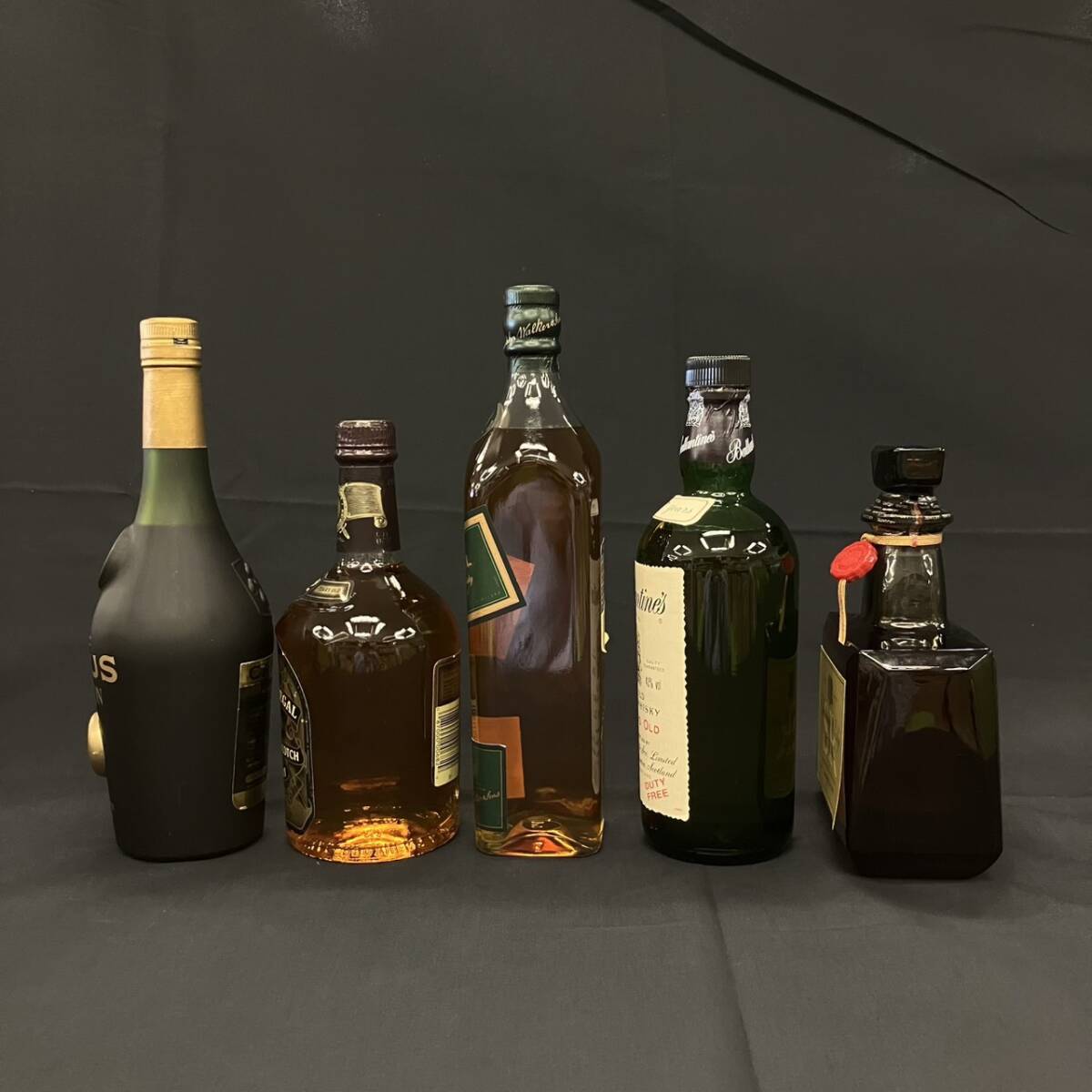 25仙/A012277-1/OM7000/G121-105/【千葉県内のみ発送】酒5本まとめ CAMUS NAPOLEON/CHIVAS REGAL PREMIUM/JOHNNIE WALKER /他 箱付き_画像3