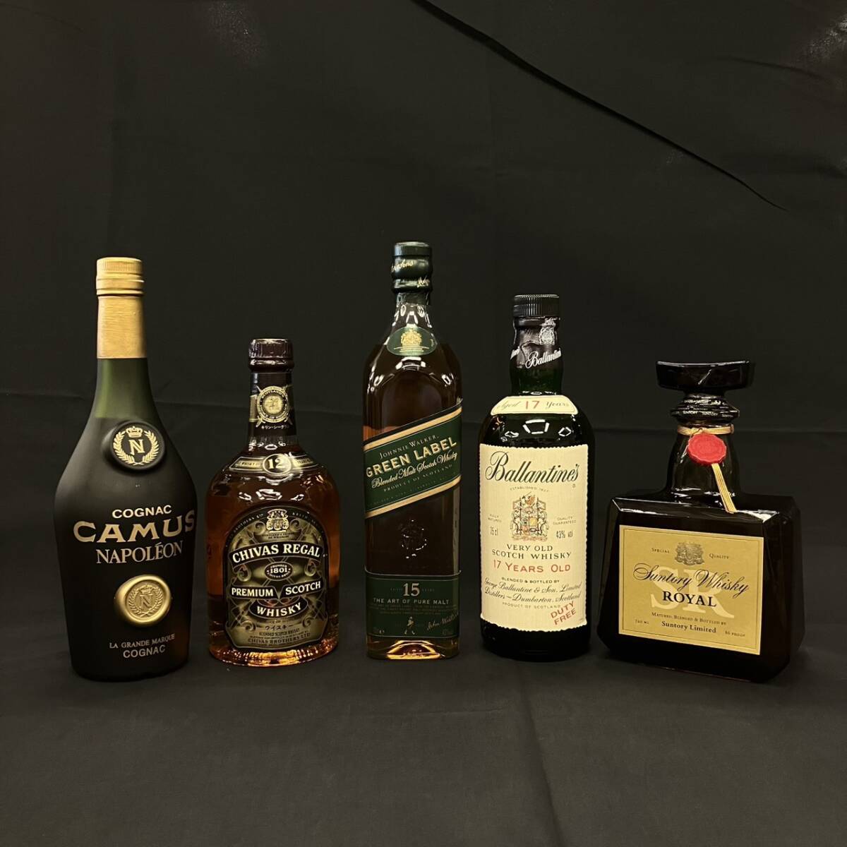 25仙/A012277-1/OM7000/G121-105/【千葉県内のみ発送】酒5本まとめ CAMUS NAPOLEON/CHIVAS REGAL PREMIUM/JOHNNIE WALKER /他 箱付き_画像2