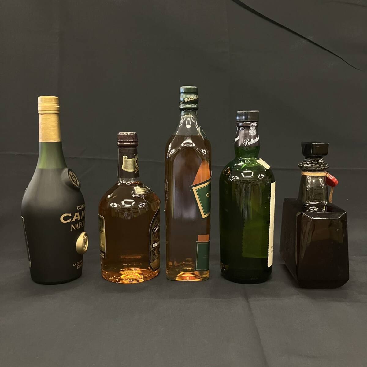 25仙/A012277-1/OM7000/G121-105/【千葉県内のみ発送】酒5本まとめ CAMUS NAPOLEON/CHIVAS REGAL PREMIUM/JOHNNIE WALKER /他 箱付き_画像5