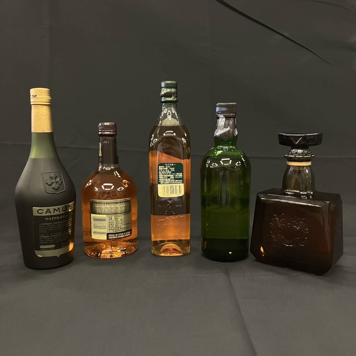 25仙/A012277-1/OM7000/G121-105/【千葉県内のみ発送】酒5本まとめ CAMUS NAPOLEON/CHIVAS REGAL PREMIUM/JOHNNIE WALKER /他 箱付き_画像4