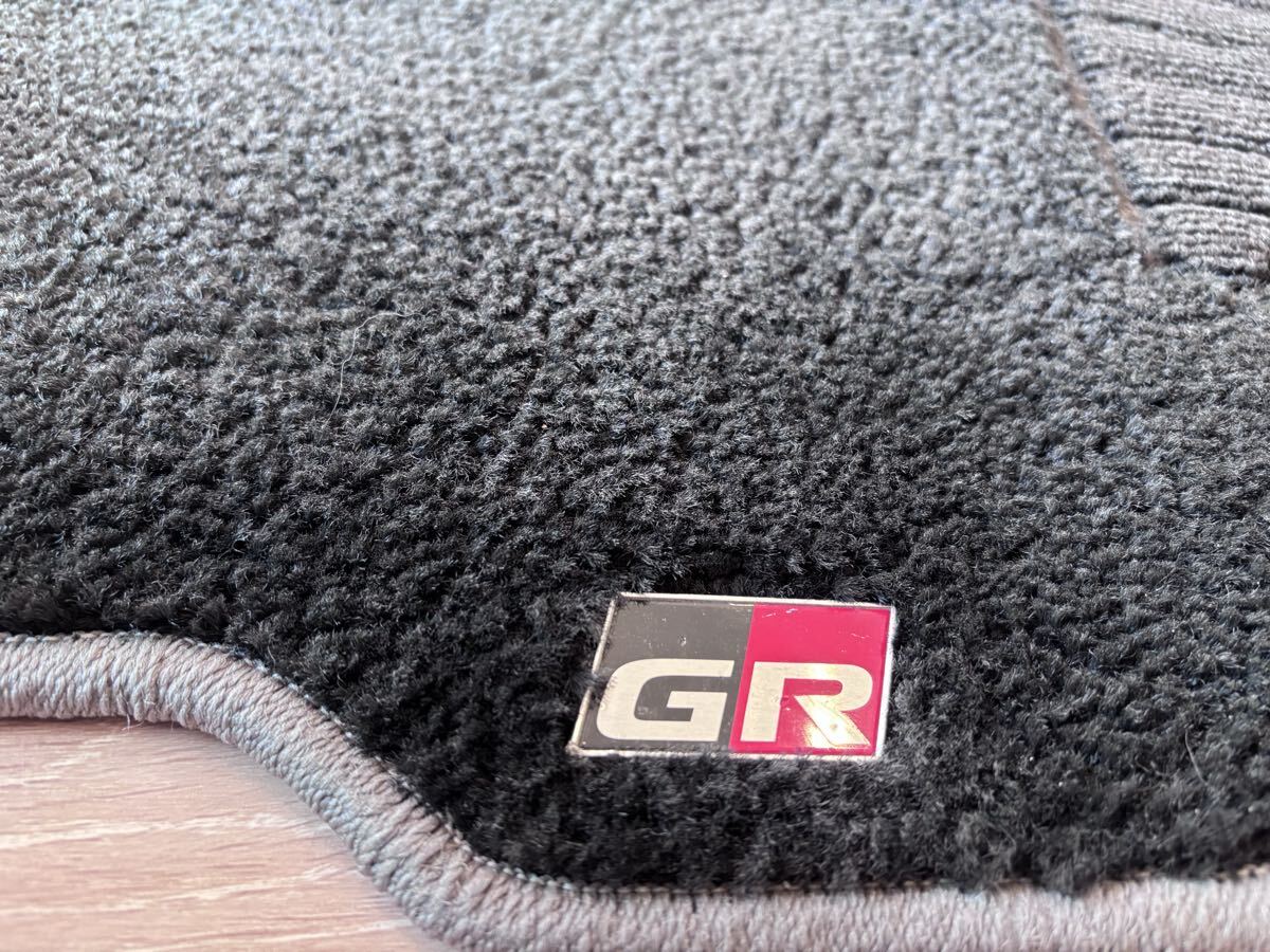 プリウスαGRスポーツ　2021年式の純正フロアマット　前席のみ左右セット_画像4