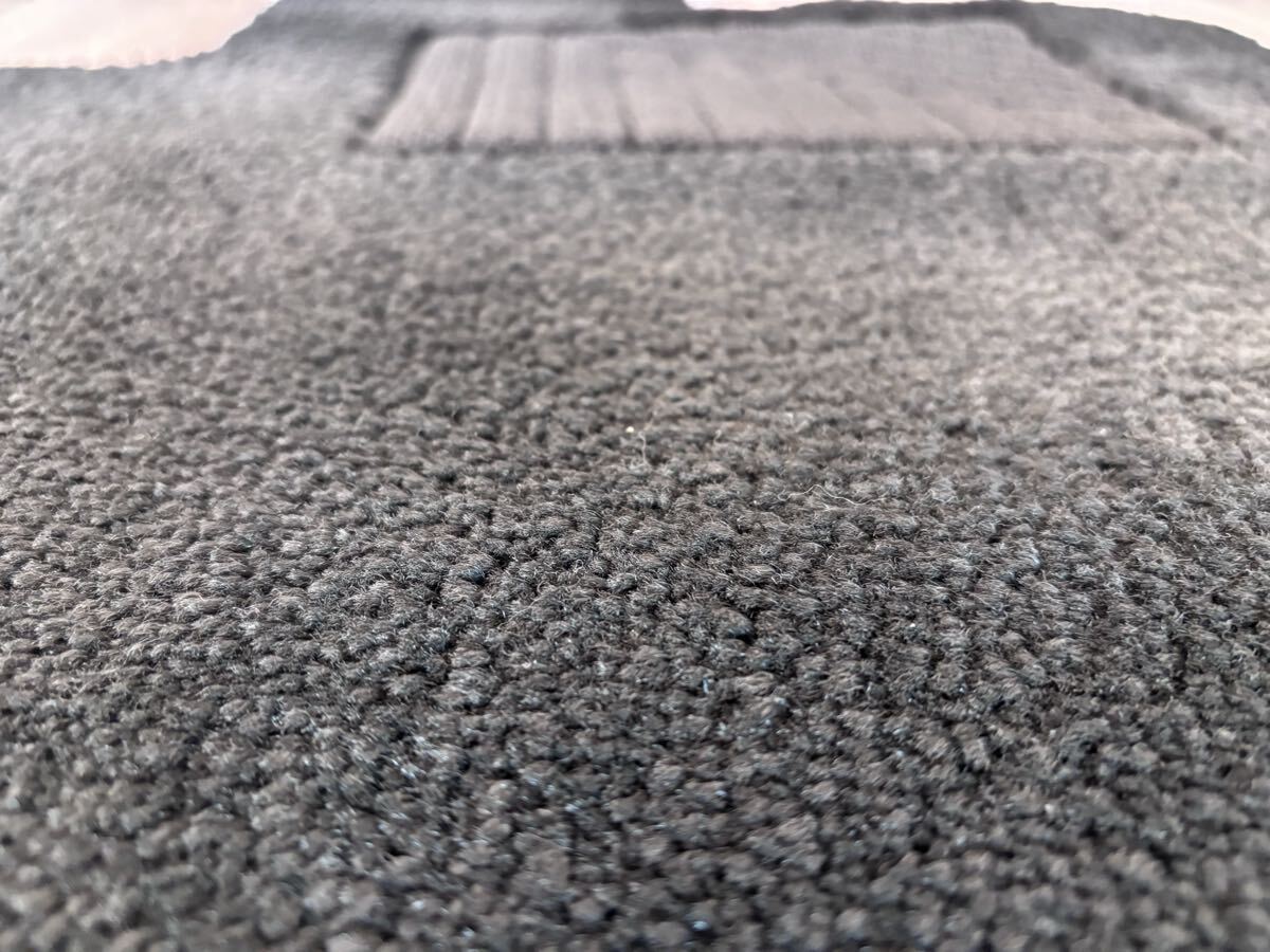 プリウスαGRスポーツ　2021年式の純正フロアマット　前席のみ左右セット_画像8