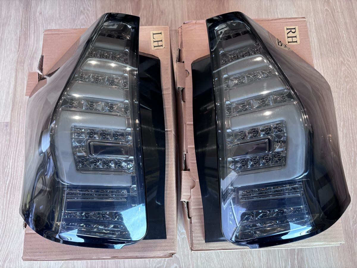 プリウスα LEDテールランプスモークブラック(レヴィーア製) シーケンシャルウインカー(流れる)では有りません_画像1