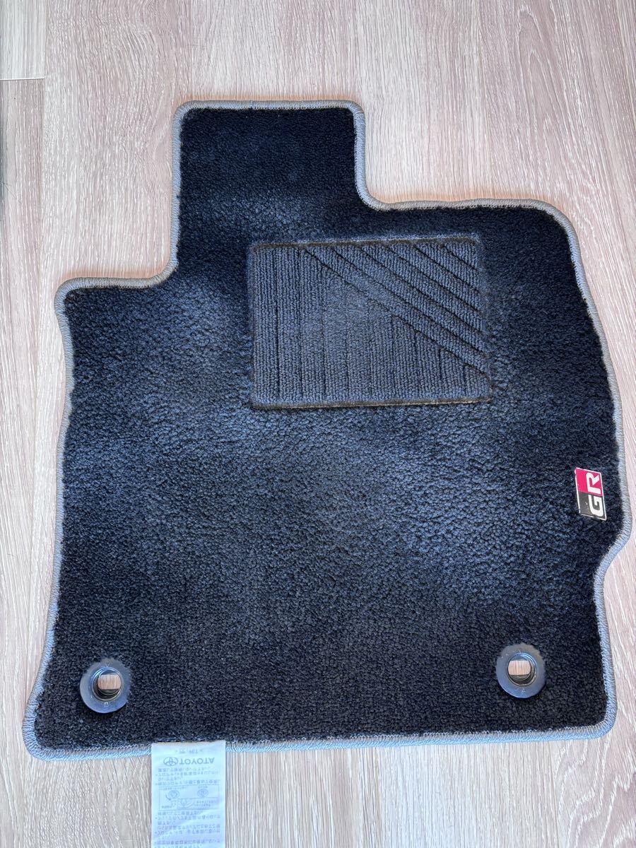 プリウスαGRスポーツ　2021年式の純正フロアマット　前席のみ左右セット_画像2