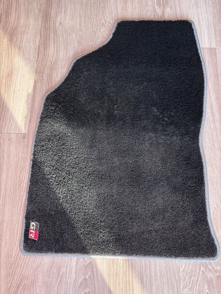 プリウスαGRスポーツ　2021年式の純正フロアマット　前席のみ左右セット_画像3