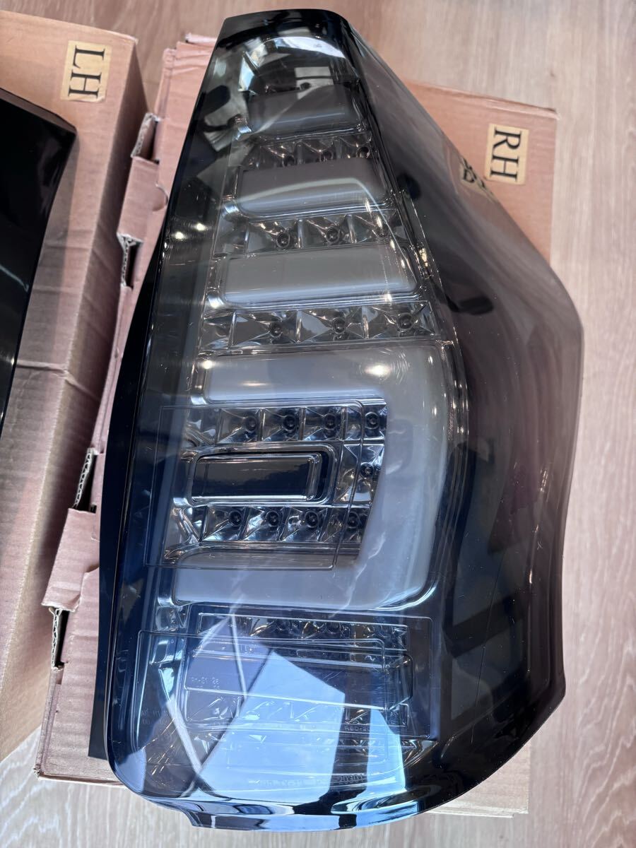 プリウスα LEDテールランプスモークブラック(レヴィーア製) シーケンシャルウインカー(流れる)では有りません_画像2