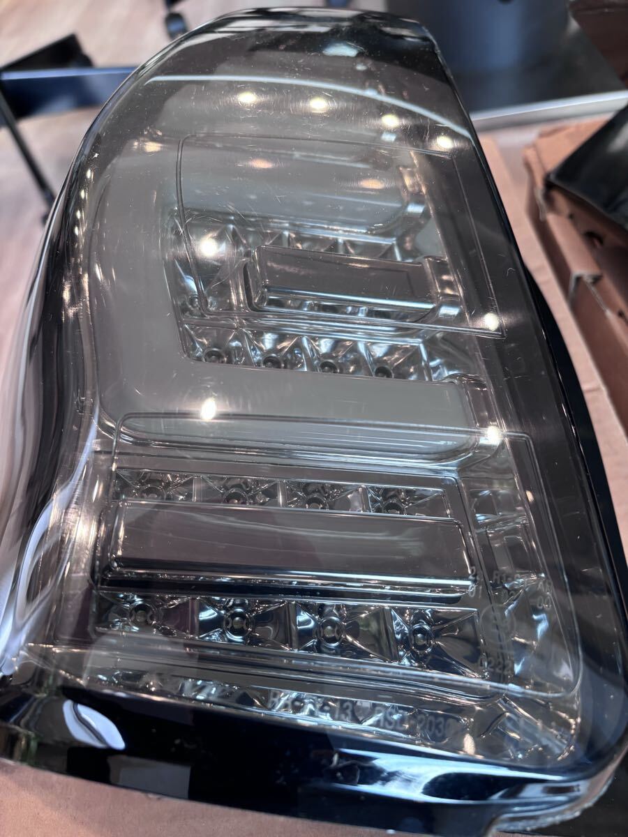 プリウスα LEDテールランプスモークブラック(レヴィーア製) シーケンシャルウインカー(流れる)では有りません_画像4