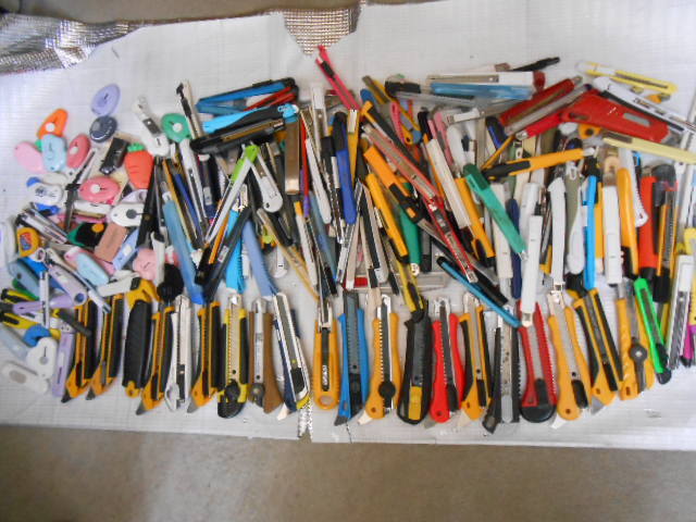 ★カッターナイフ　大量　３００個ぐらい　まとめて！(検）内装工事　クロス　文具　裁縫　事務用品　学校　作業　（２５１１２４－２)_画像1