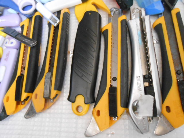 ★カッターナイフ　大量　３００個ぐらい　まとめて！(検）内装工事　クロス　文具　裁縫　事務用品　学校　作業　（２５１１２４－２)_画像2