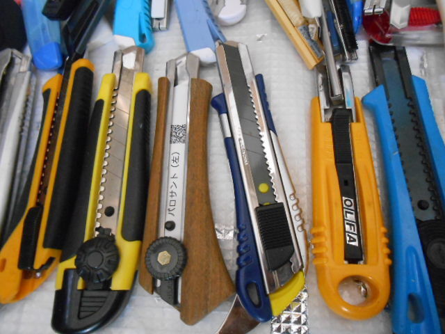 ★カッターナイフ　大量　３００個ぐらい　まとめて！(検）内装工事　クロス　文具　裁縫　事務用品　学校　作業　（２５１１２４－２)_画像3