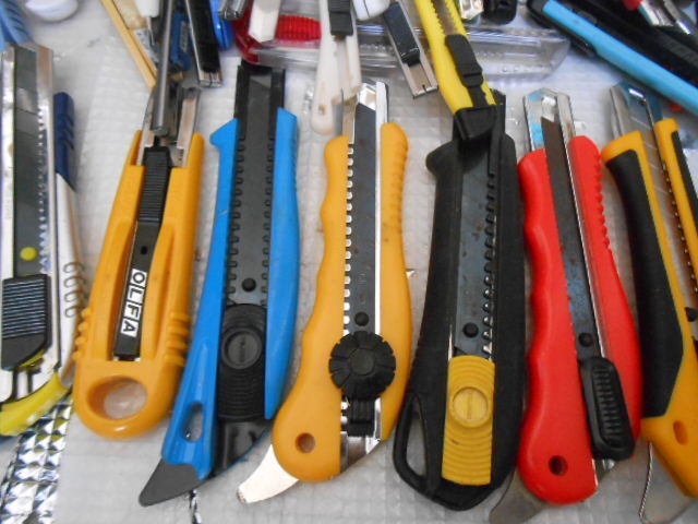 ★カッターナイフ　大量　３００個ぐらい　まとめて！(検）内装工事　クロス　文具　裁縫　事務用品　学校　作業　（２５１１２４－２)_画像4