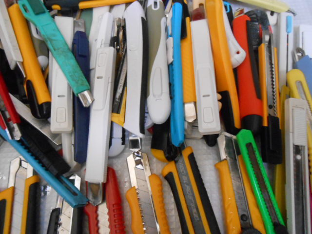 ★カッターナイフ　大量　３００個ぐらい　まとめて！(検）内装工事　クロス　文具　裁縫　事務用品　学校　作業　（２５１１２４－２)_画像6