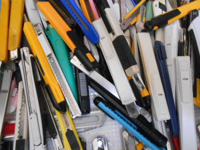 ★カッターナイフ　大量　３００個ぐらい　まとめて！(検）内装工事　クロス　文具　裁縫　事務用品　学校　作業　（２５１１２４－２)_画像7