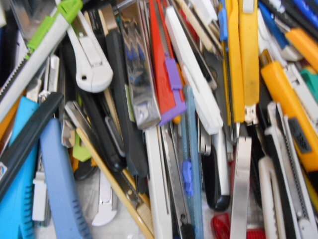 ★カッターナイフ　大量　３００個ぐらい　まとめて！(検）内装工事　クロス　文具　裁縫　事務用品　学校　作業　（２５１１２４－２)_画像8