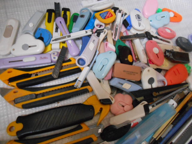 ★カッターナイフ　大量　３００個ぐらい　まとめて！(検）内装工事　クロス　文具　裁縫　事務用品　学校　作業　（２５１１２４－２)_画像9