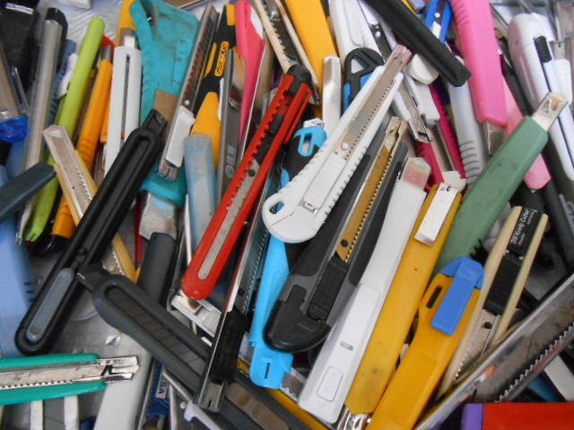 ★カッターナイフ　大量　３００個ぐらい　まとめて！(検）内装工事　クロス　文具　裁縫　事務用品　学校　作業　（２５１１２４－２)_画像10