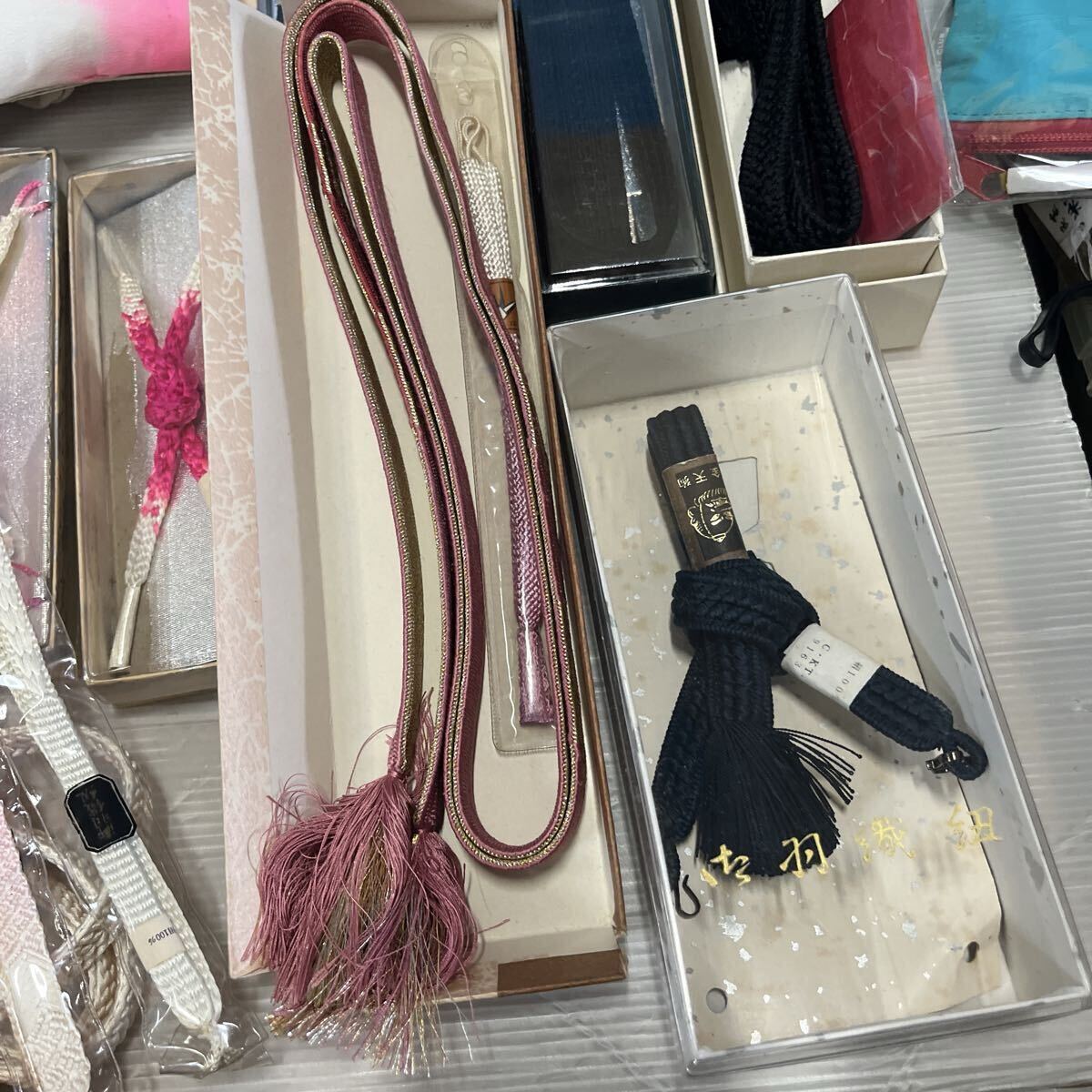 和装小物 帯締め 足袋 帯揚げ 帯枕 帯板 他 いろいろ まとめ売り 男性用 女性用 着物 和服 和装 帯 セット セット売り 中古品 _画像2