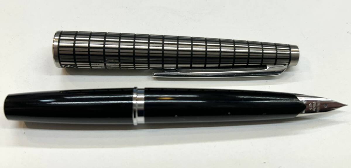 万年筆 PILOT Elite エリート 格子柄 ブラックxシルバー ペン先 14K-585 F刻印 筆記用具 文房具 1円~_画像5