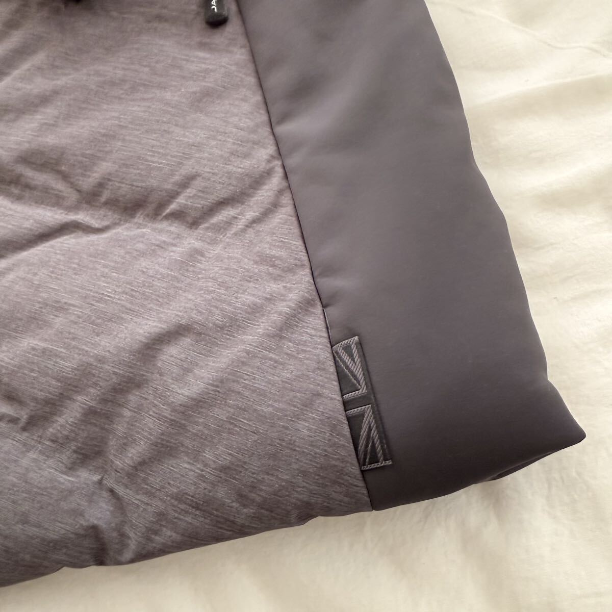 新品タグ付 ジャガー ダウンジャケット グレー ブラック JAGUAR MENS DOWN JACKET UKメンズ S XJ XF F-TYPE E-PACE F-PACE 本物正規品_画像5