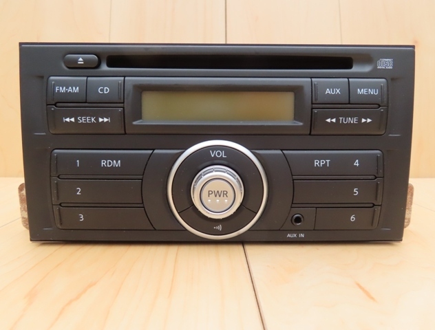 ②日産 純正 カーオーディオ CDプレイヤー 中古 B8185-1FA01 ノート NISSAN _画像1