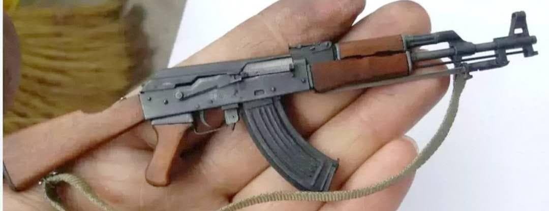 金属木製　　ＡＫ47ミニ型１/6　新品_画像3