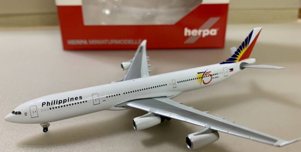 1円~ 1/500 ヘルパウイングス製 フィリピン航空 A340-300 送料全国一律410円 特別塗装 創業75周年 RP-C3439 未使用_画像1