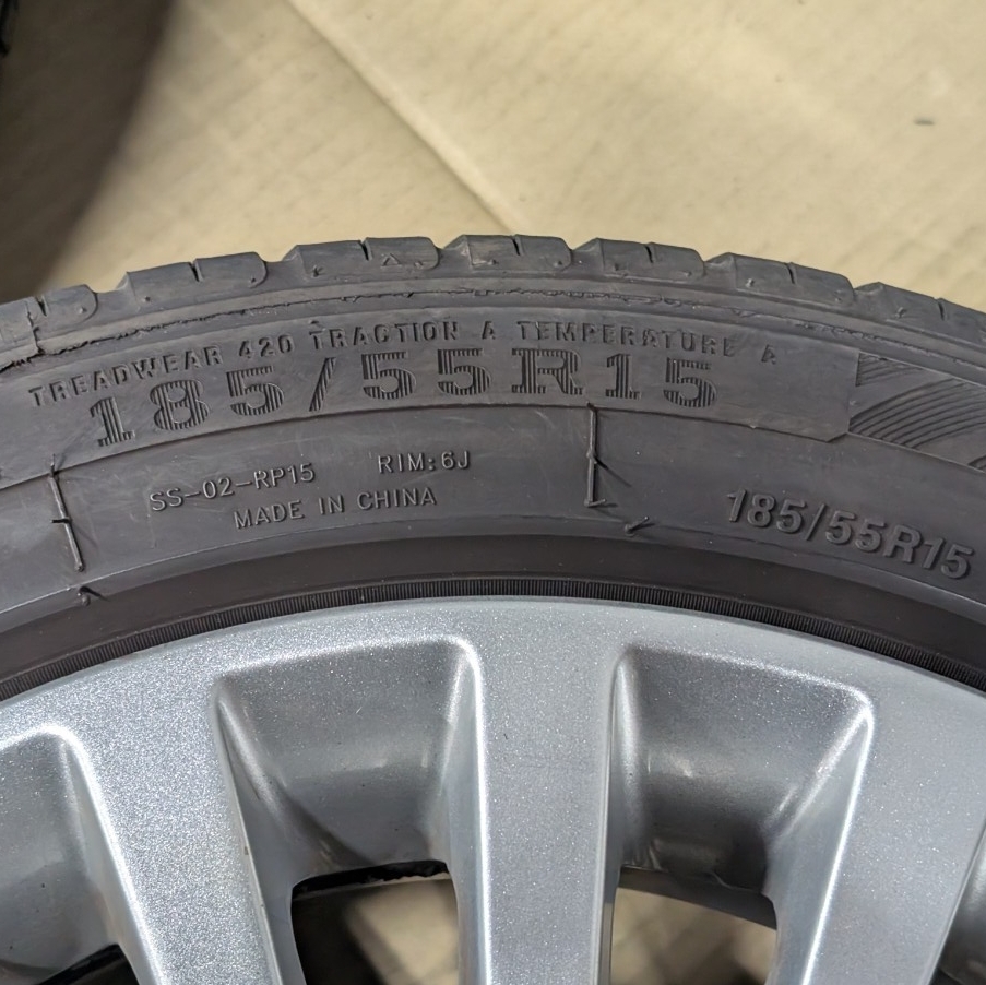 【美品】FIAT フィアット５００ 純正 15インチ アルミホイール 4本 6J X 15 +35 PCD98 4穴 185/55R15 バリ溝 夏タイヤ付き！_画像6