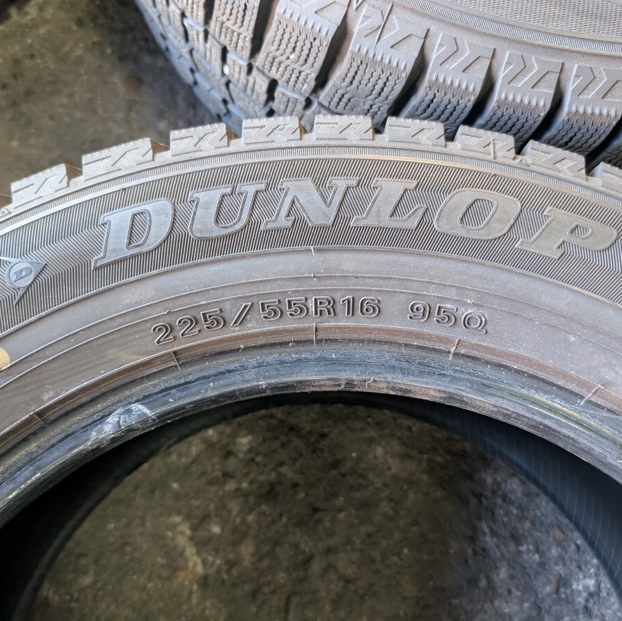 【バリ溝】中古スタッドレスタイヤ ダンロップ WINTERMAX 225/55R16 4本セット 2020年製3本 2019年製1本_画像2